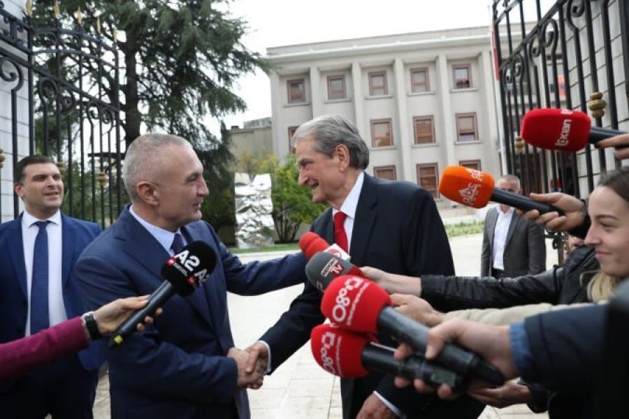    Berisha pas takimit me Metën: Ky është moment kyç, Presidenti po mbron Kushtetutën, Dvorani është mafioz