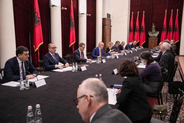  Përfundon takimi i Metës me ambasadorët e BE/ Prezantohet plani 11 pikësh për daljen nga kriza politike