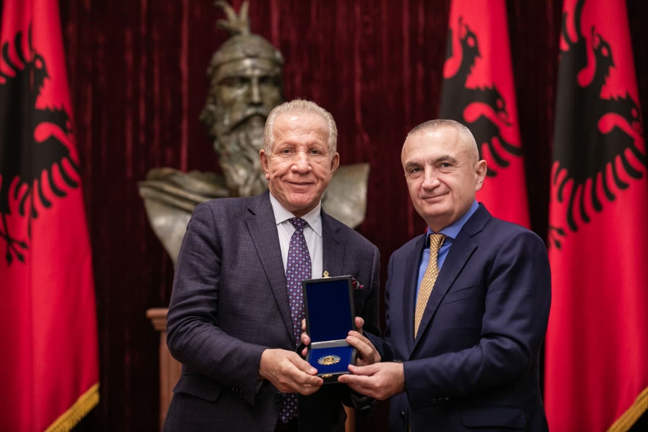 Ndërtimi i pallateve në Thumanë/ Meta vlerëson Pacollin me dekoratën “Nënë Tereza”