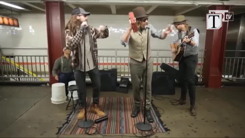 Surprizë në metro: Këndojnë Maroon 5 dhe Jimmy Fallon (VIDEO) 