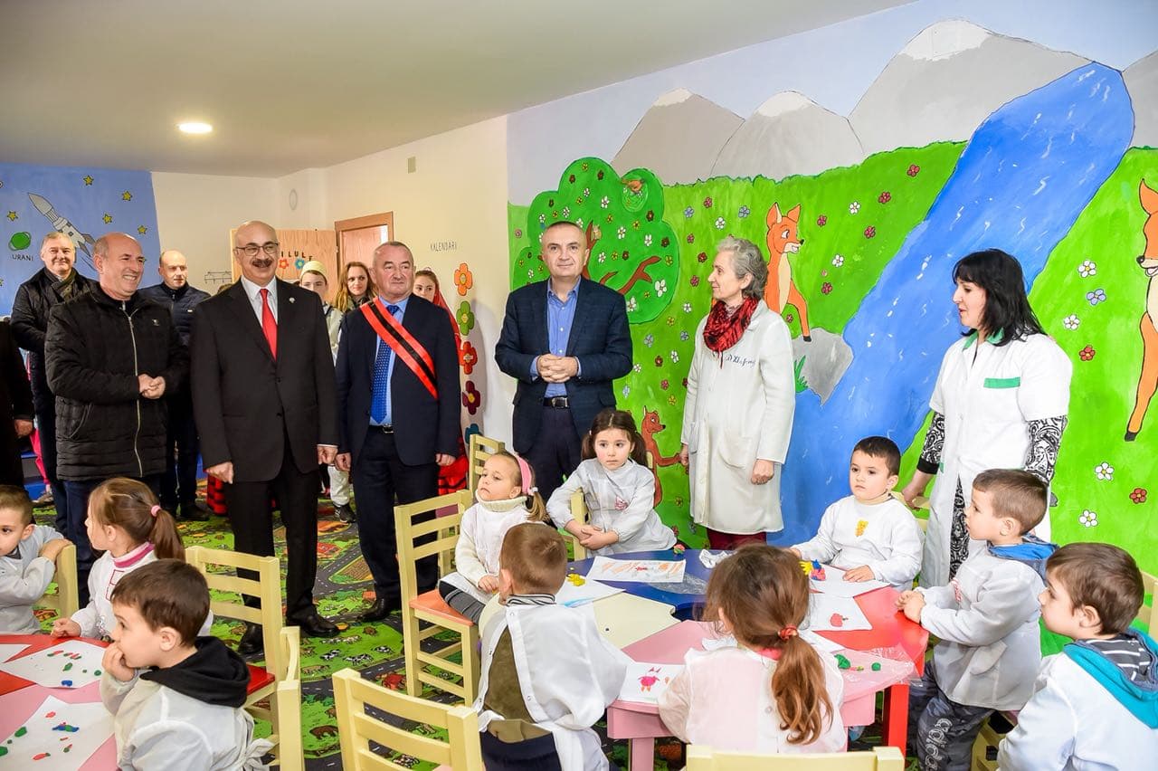 Meta në Çorovodë inaguron kopshtin e financuar nga Kuvajti