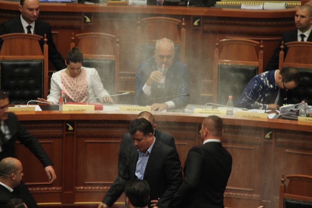 Tension në Kuvend/ Opozita bllokon foltoren, demokratët i hedhin miell Ramës