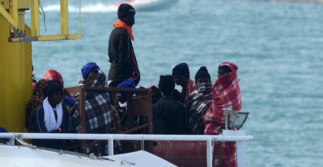 Anija libiane me 450 persona në bord zbarkon në ujërat italiane (VIDEO)