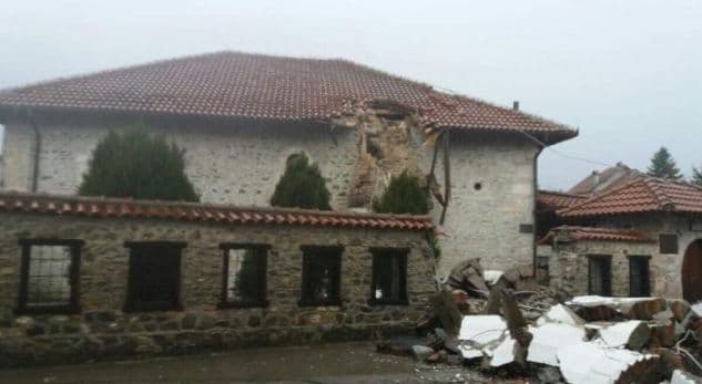 Kosovë, stuhia rrëzon minarenë e xhamisë në Deçan