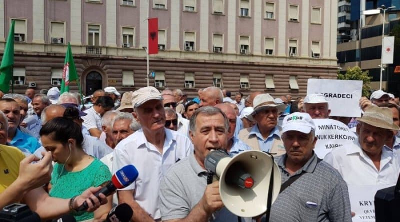 Minatorët kërkojnë statusin, në protestë para Kryeministrisë (VIDEO)