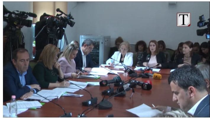 Ministria e Shëndetësisë ndryshon pa asnjë studim projektligjin për licencat (VIDEO) 