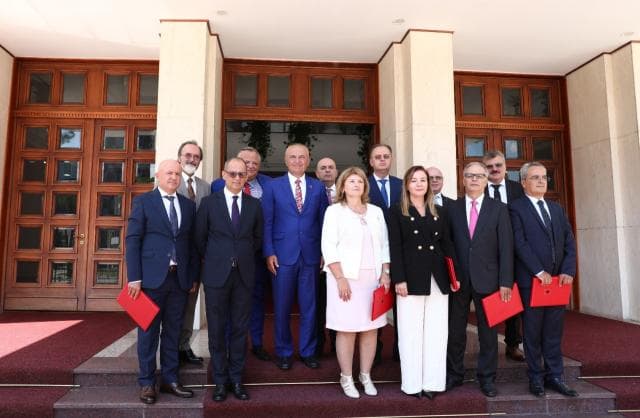  Presidenti Meta dekreton 12 rektorët e rinj të universiteteve (VIDEO)