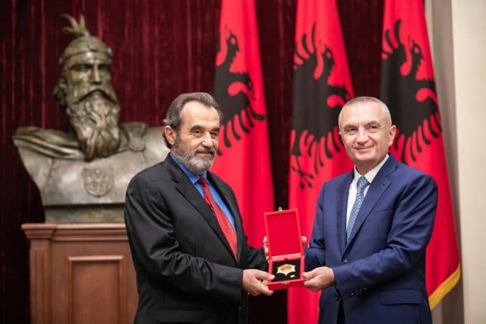 Presidenti nderon Moikom Zeqon me titullin “Kalorës i Urdhrit të Skënderbeut”