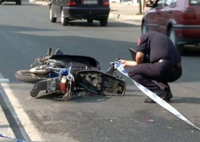 Makina përplas motorin në Shijak, humb jetën motoçiklisti