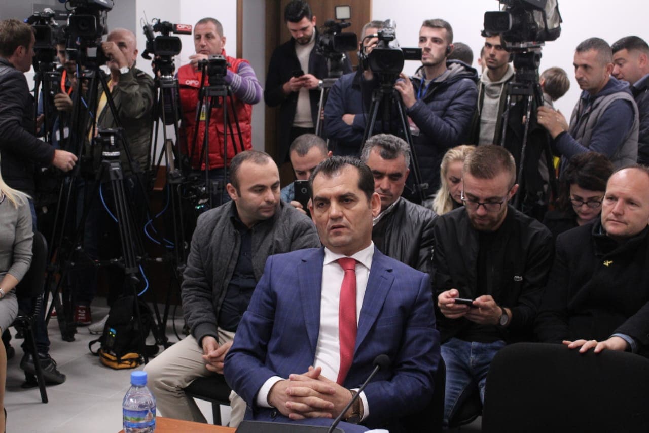 KPA shkarkon nga detyra anëtarin e Kushtetueses, Besnik Muçi/ Presidenca: Turp (VIDEO)