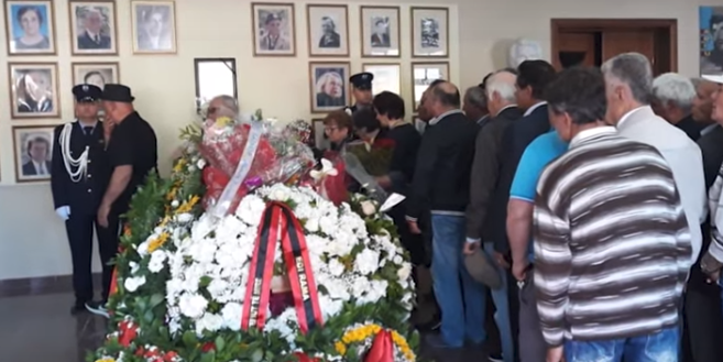Përcillet në banesën e fundit parodisti i Vlorës Muhamet Liko (VIDEO)