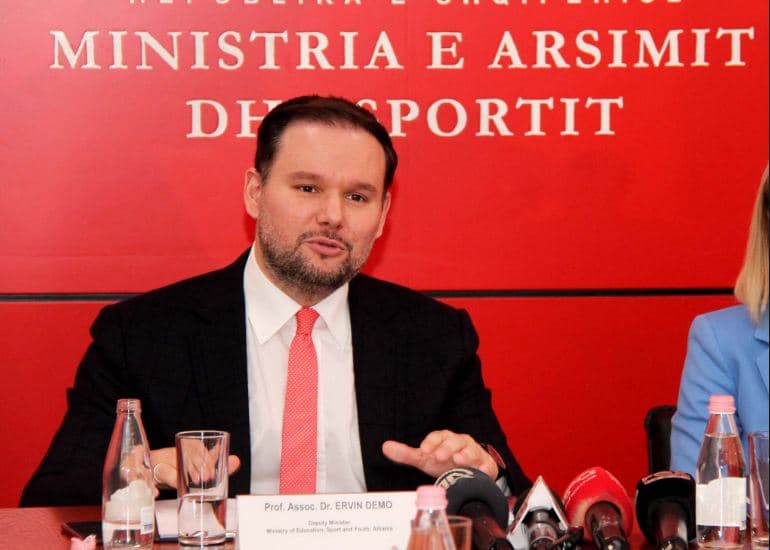 Plagjiatura, vendin e zv.ministrit e zë personi që e denoncoi