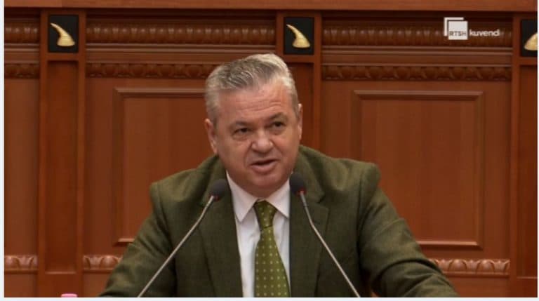 Murrizi i bëri ftesë publike që të bëheshin bashkë, Fatmir Xhafa i jep dorën