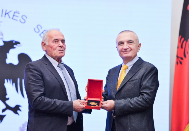 Presidenti Meta dekoron pesë peshëngritës: Ishte sporti që arriti rekord botëror