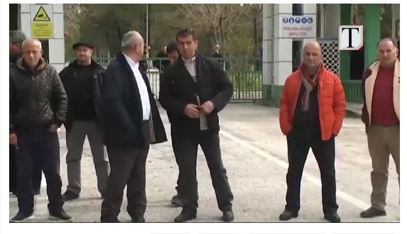 Naftëtarët, protestë para uzinës së Ballshit (VIDEO)