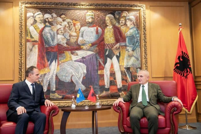 Ambasadori i ri i Kosovës/ Nait Hasani i paraqet Letrat Kredenciale Presidentit Meta