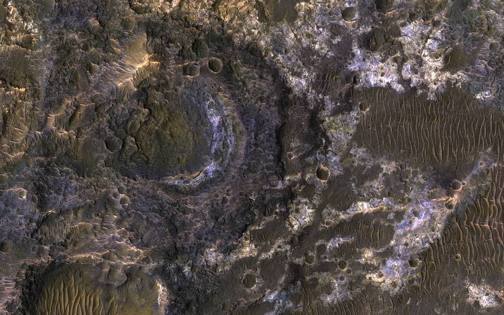 NASA tregon imazhe magjepsëse të detajuara të basenit në planetin Mars