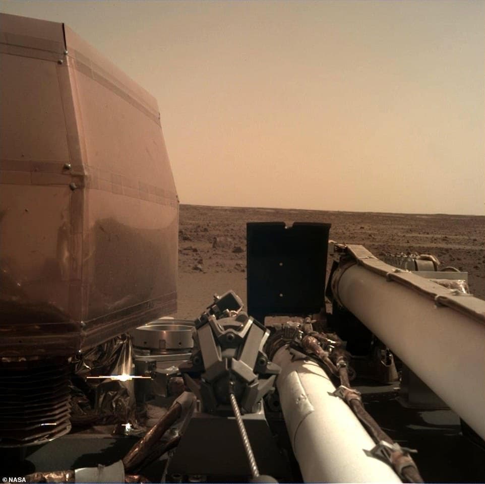 Një selfie nga Marsi, "InSight" dërgon imazhin mahnitës të tokës në planetin e kuq (VIDEO)