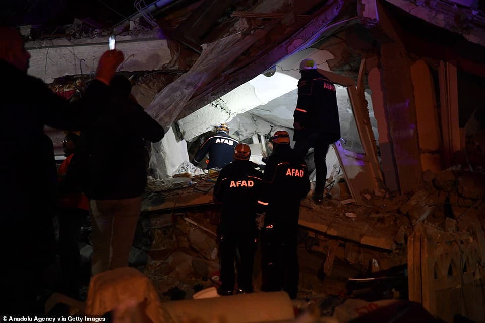Tërmeti në Turqi/ Shkon në 29 numri i viktimave, kërkohet nën rrënoja për të mbijetuar