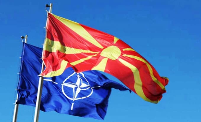 Maqedonia merr ftesën për anëtarësim në NATO (VIDEO)