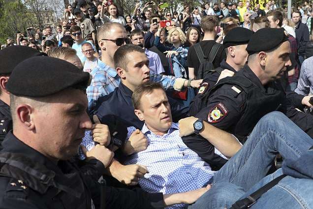 "Putin nuk është cari ynë", Protesta në Moskë, policia arreston liderin e opozitës Aleksei Navalny
