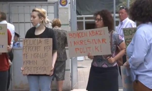 Teatri/ Meta: Lironi të burgosurit politikë në Shqipërinë e 2020!