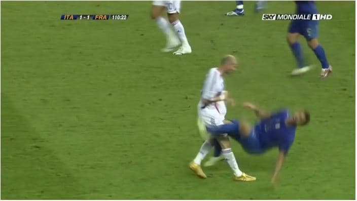 10 ndërhyrjet brutale në futboll të ndëshkuara me karton të kuq (VIDEO)