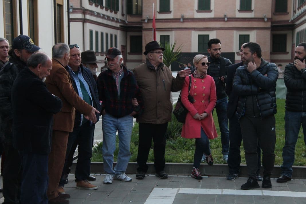Artistët vazhdojnë protestat kundër shembjes së Teatrit Kombëtar, kërkojnë një reagim të presidentit Meta