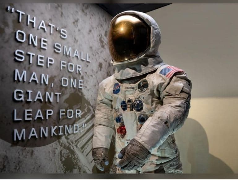 Shfaqet kostumi hapësinor i Neil Armstrong në misionin Apollo 11