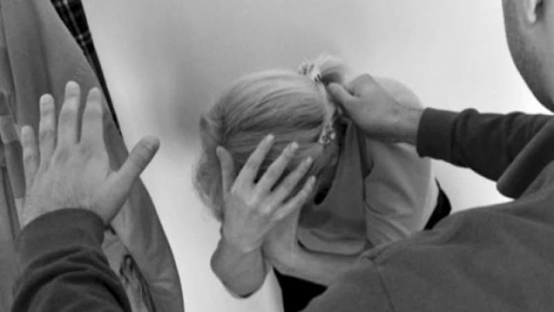 Adoleshenti nga Lushnjë procedohet penalisht, dhunonte nënën