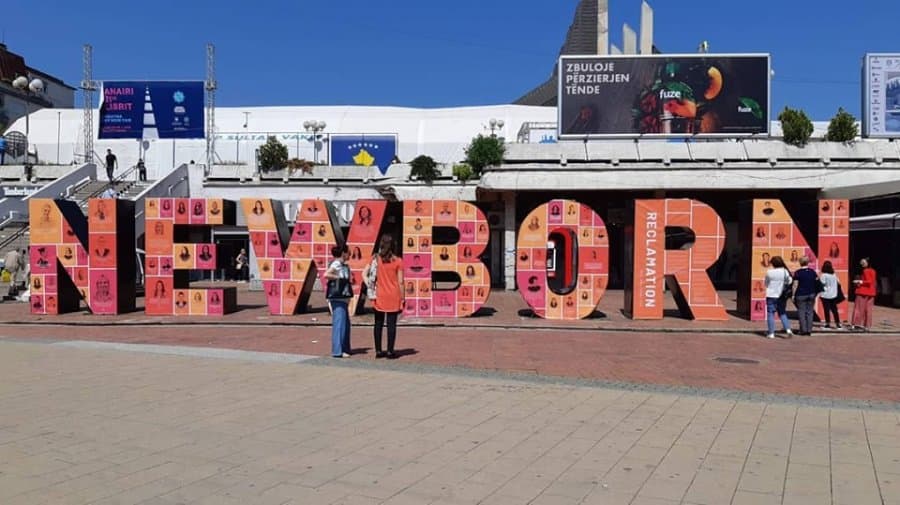 Newborn mbulohet me portretet e 99 grave të suksesshme të Kosovës