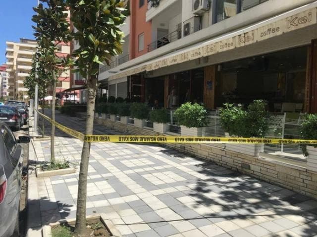 Plagoset me armë një person në Vlorë, autori djeg makinën në Selenicë