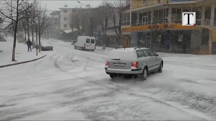 Dëbora dhe ngricat, akset rrugore ku nevojitet përdorimii zinxhirëve (VIDEO)