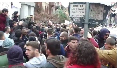 Ministrja e Arsimit, Lindita Nikolla, kalon pranë protestuesve, studentët i kërkojnë dorëheqjen (VIDEO)