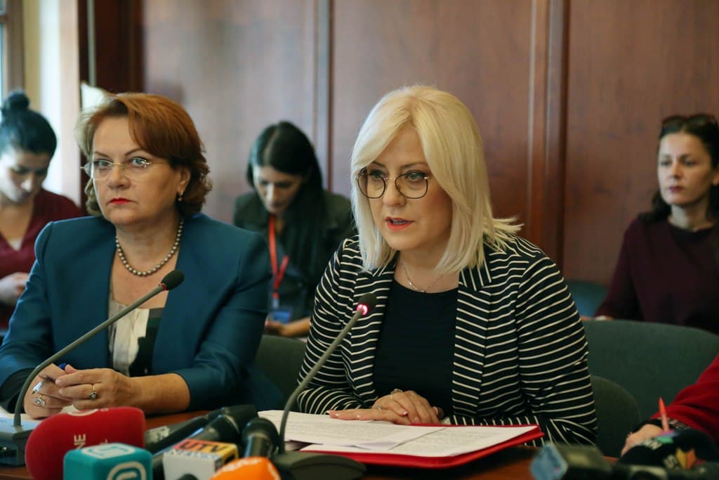 “3 lëndë në 6 orë”, orari i ri mësimor përplas Vokshin me ministren Nikolla (VIDEO)