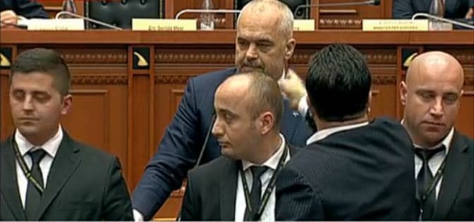 “Nga cili pyll e ke sjellë Sali?”, Noka përjashtohet nga seanca pas “përplasjes” me Ramën