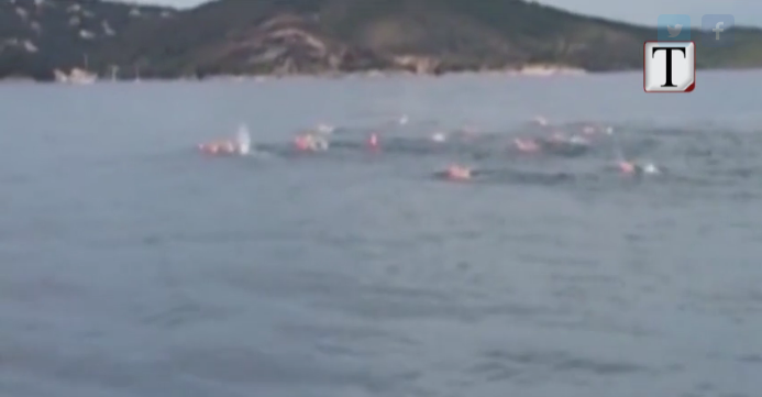 70 notarë të huaj kalojnë me not Kanalin e Korfuzit (VIDEO)