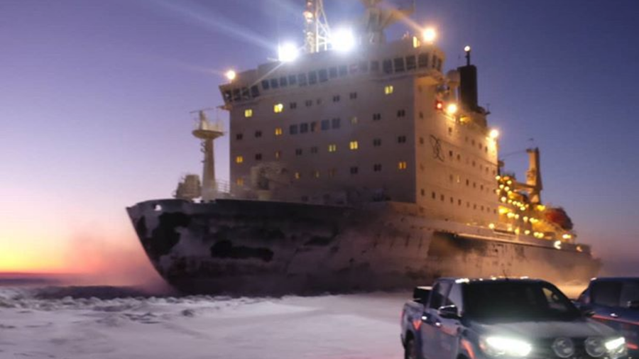 Poli i Veriut, shfaqet papritur anija ruse e Luftës së Ftohtë (VIDEO)