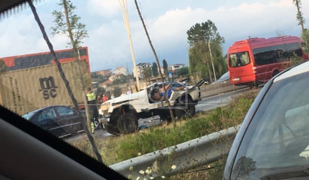 Aksident në autostradën Tiranë-Durrës, Përplasen 3 makina plagosen 2 persona