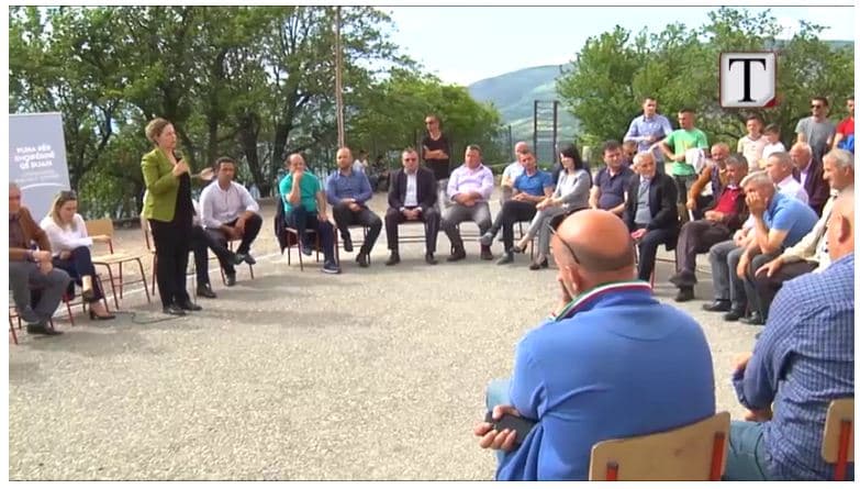 Ministrja Xhaçka paralajmëron drejtorët në Dibër (VIDEO)