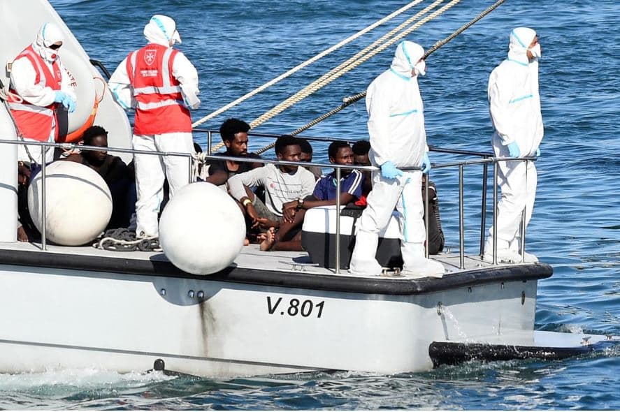 Anija bamirëse “Open Arms” refuzon ofertën e Spanjës për emigrantët e bllokuar