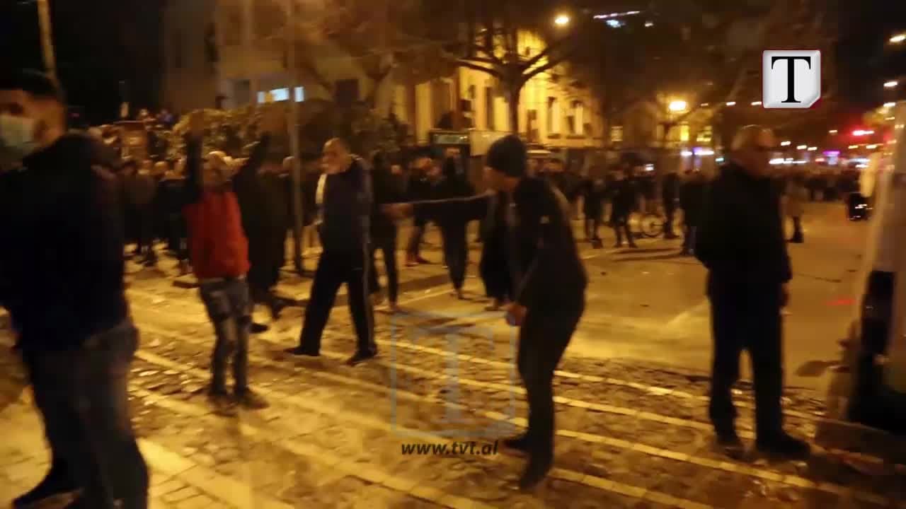 Deputeti i PD-së i bën thirrje protestuesve të mos qëllojnë në drejtim të policisë (VIDEO)