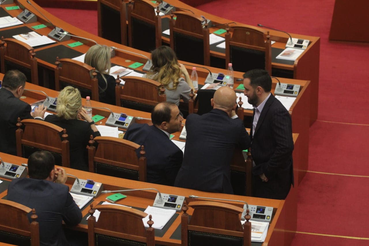 “Opozita” brenda sulmon opozitën jashtë Parlamentit (VIDEO)