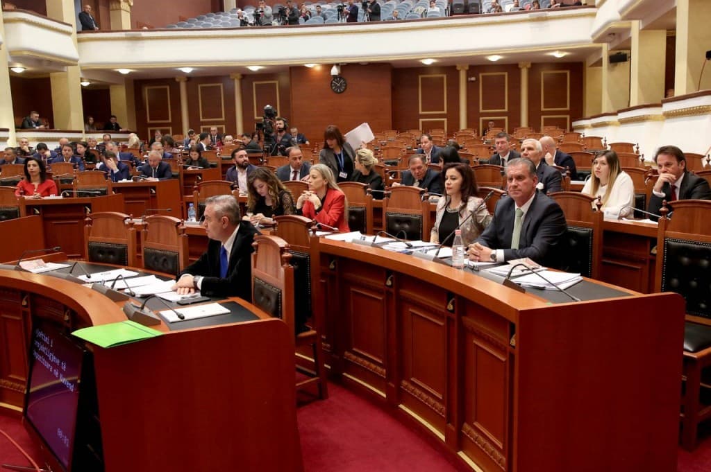 Parlamenti nis sesionin e ri