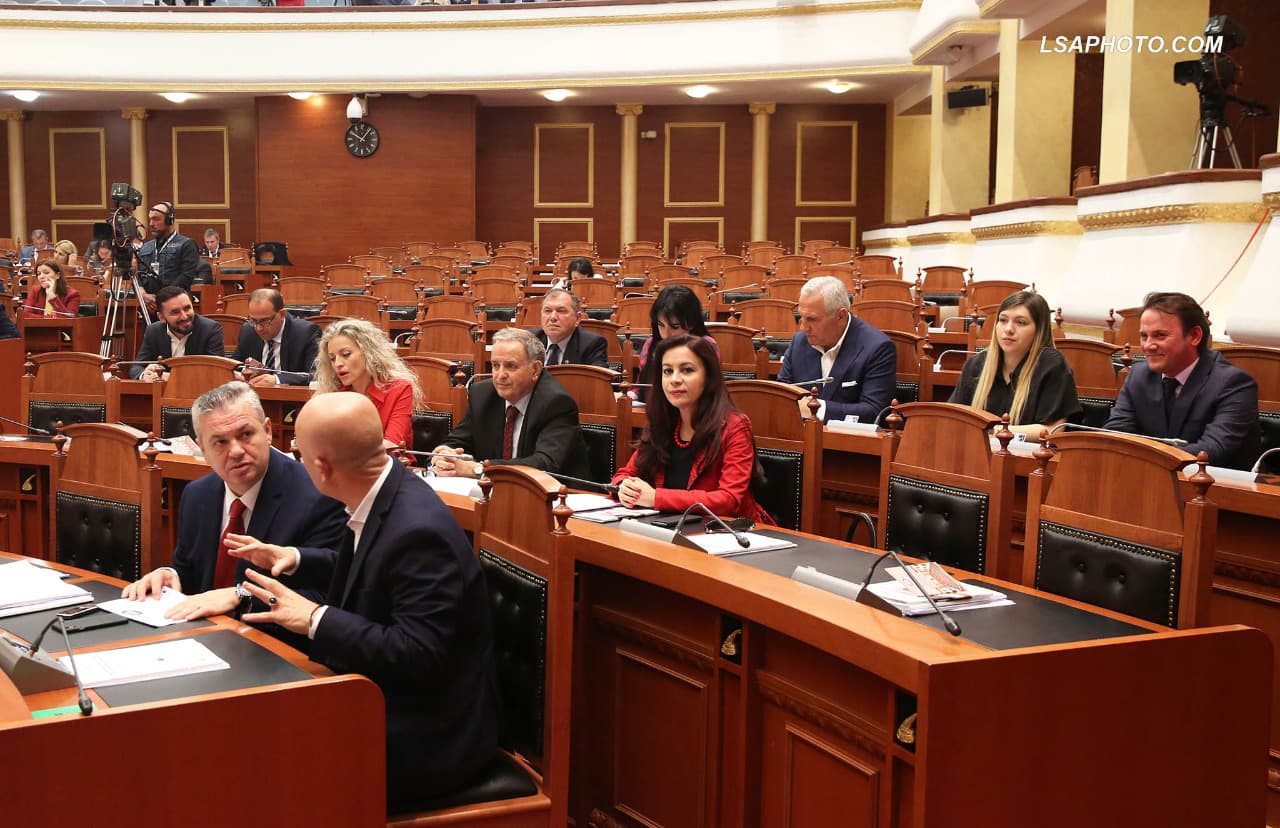 Formohen grupet e reja parlamentare/ Rudina Hajdari dhe Nimet Musaj kryetarë