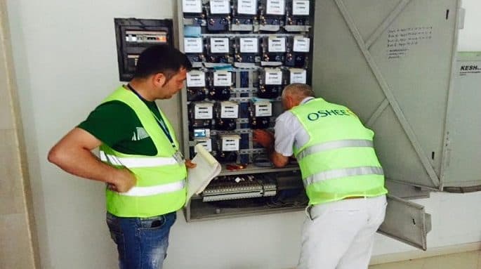 Punonjësit e OSHEE i shkojnë për verifikim, kavajasi i gjuan me armë