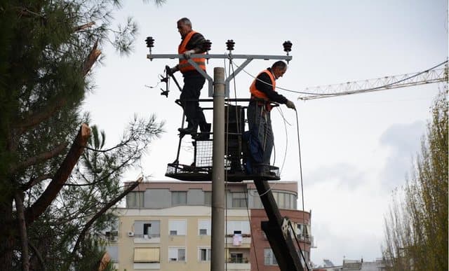 Punimet në rrjet, këto zona në Tiranë do kenë ndërprerje të energjisë elektrike për disa orë nesër