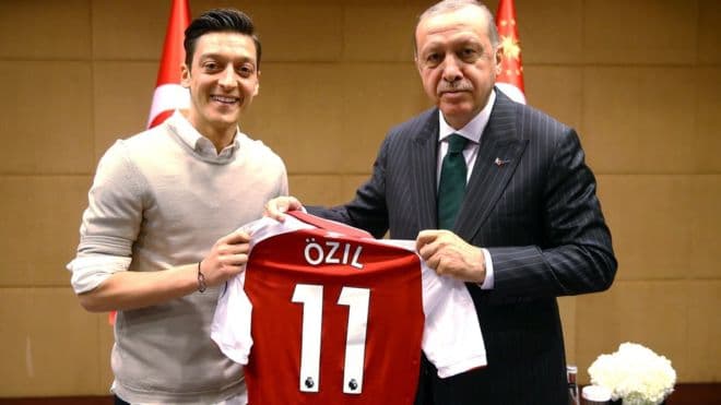 Gjermania kritikon Özil e Gündogan për foton e tyre me presidentin Erdogan