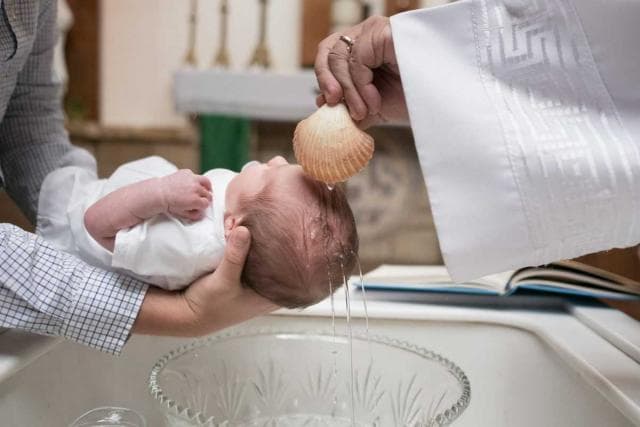 “Mushkëritë plot me ujë”, foshnja humb jetën pas ritualit të pagëzimit