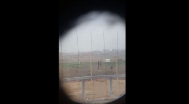Ushtarët izraelitë gëzojnë pasi snajperisti ekzekuton protestuesin palestinez të paarmatosur (VIDEO)
